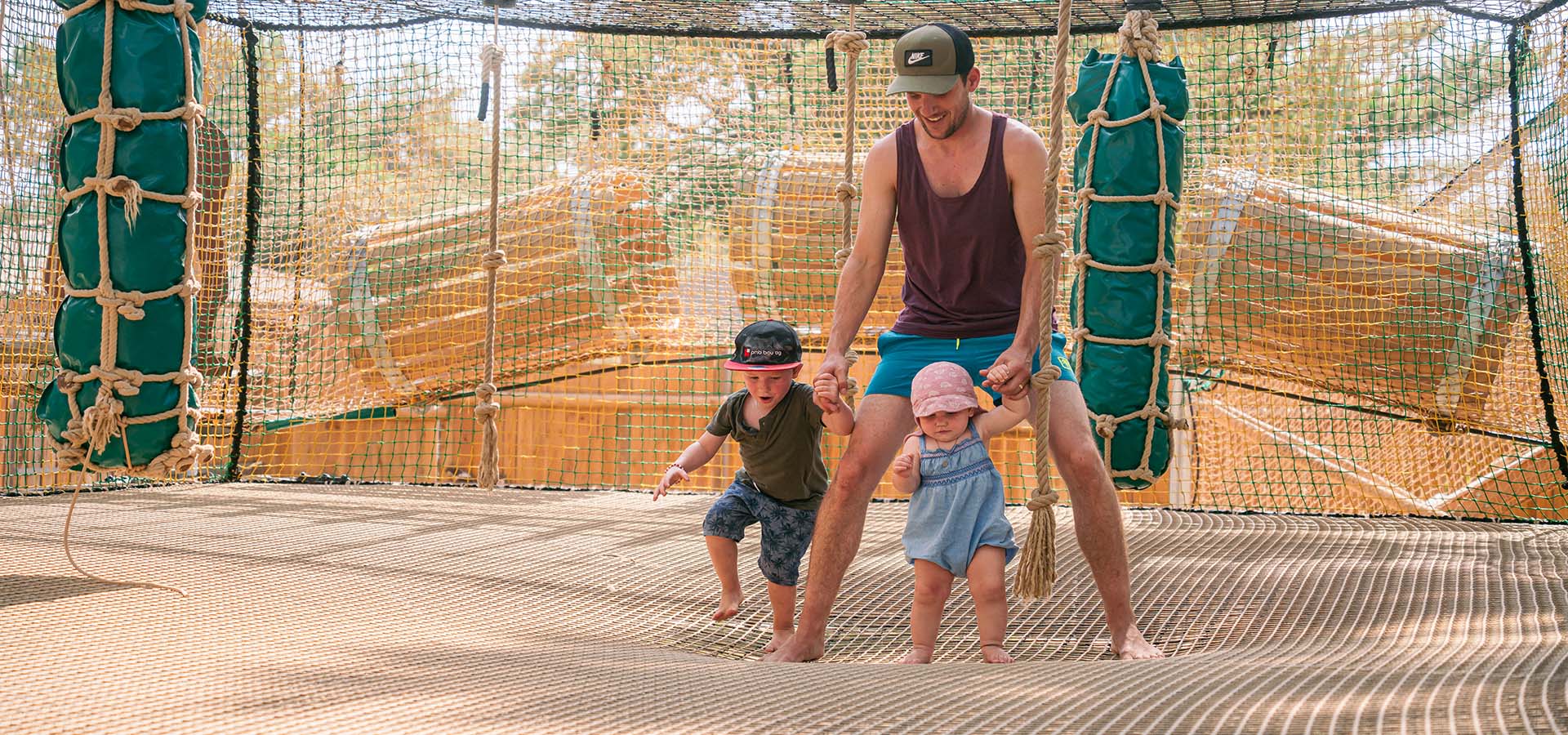 Camping san damiano aire de jeux trampolino pere avec ses tout petits